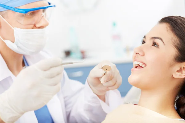 Menina e dentista — Fotografia de Stock