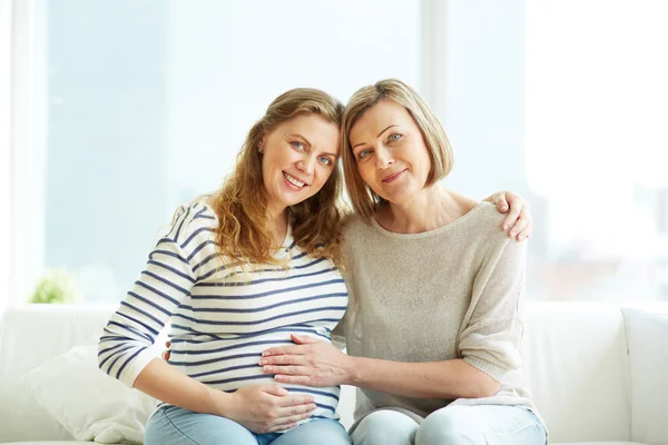 Těhotná žena a její matka — Stock fotografie