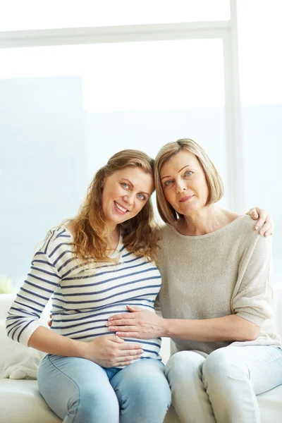 Gravid kvinna och hennes mor — Stockfoto