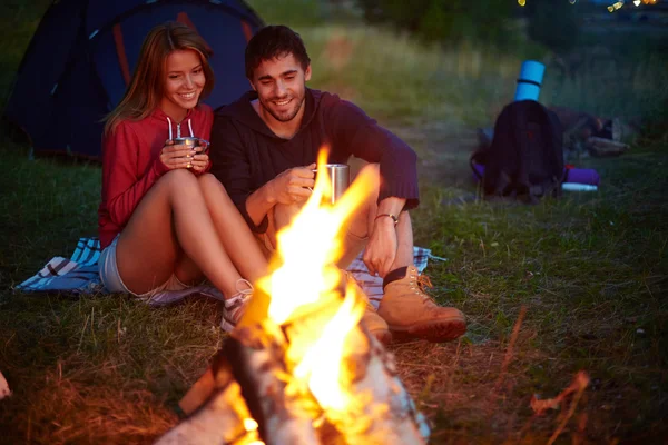 Jeune couple regardant le feu — Photo