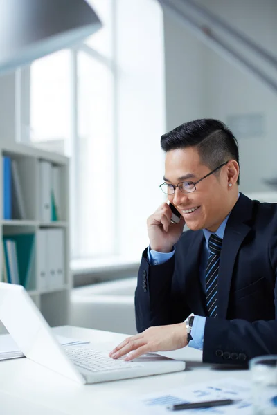 Hombre de negocios usando portátil — Foto de Stock