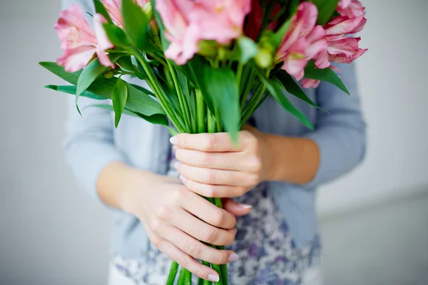 Lilies in female hands — Stock Photo, Image