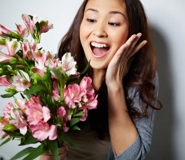 Femme extatique avec des fleurs — Photo