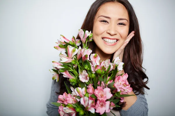 Mulher satisfeita com flores — Fotografia de Stock