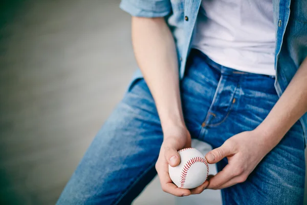 Un type tenant une balle de tennis — Photo