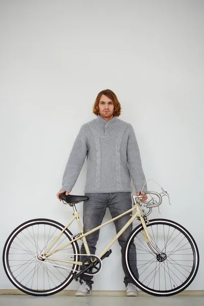 Homme avec vélo — Photo