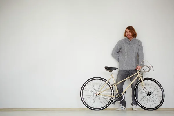 Uomo con bicicletta — Foto Stock