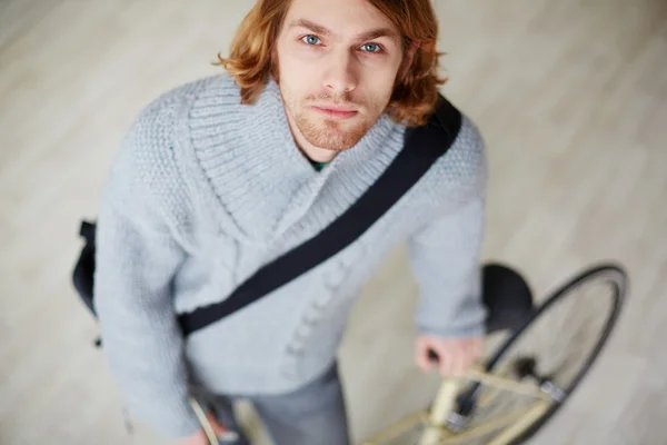 Uomo con bicicletta — Foto Stock