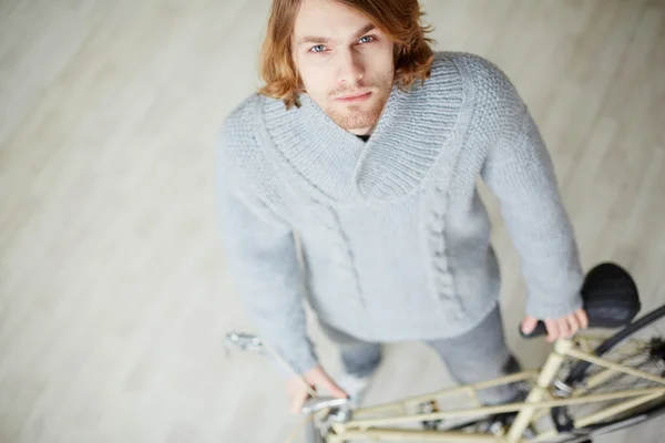 Man with bicycle — Stock Photo, Image