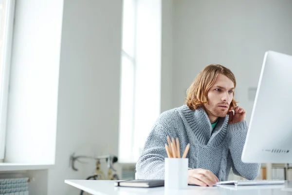 Killen som arbetar med dator — Stockfoto