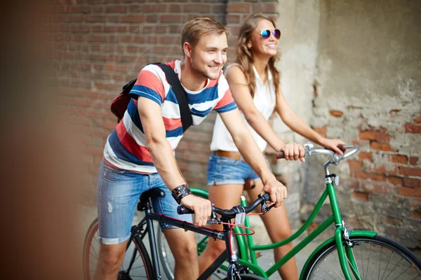 Paar auf Fahrrädern — Stockfoto