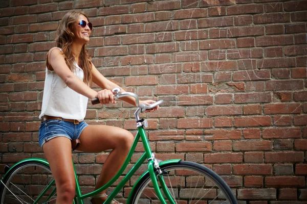 Ragazza in bicicletta — Foto Stock