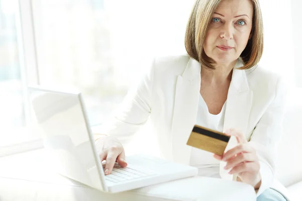 Woman holding credit card — Stock Photo, Image