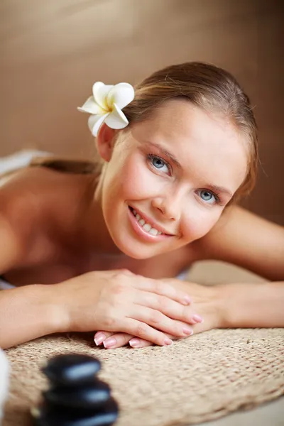 Vrouw klaar voor massage — Stockfoto