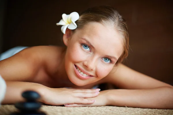 Feminino pronto para massagem — Fotografia de Stock