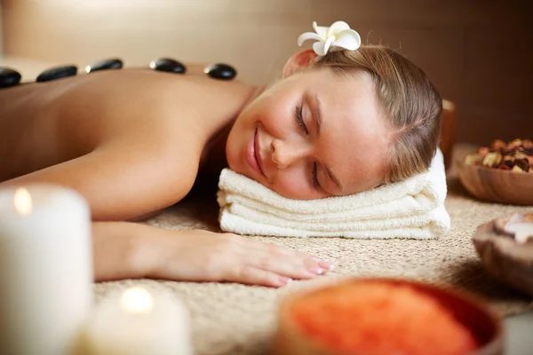 Kvinnliga njuta spa förfarande — Stockfoto