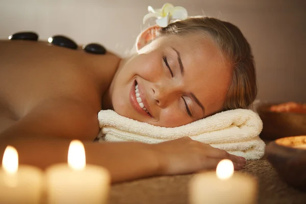 Meisje in spa salon — Stockfoto