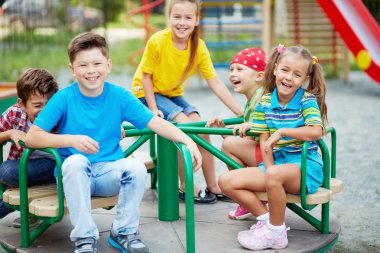 arkadaşlar atlıkarınca üstünde having fun