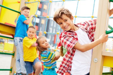 Arkadaşlar oyun üzerinde