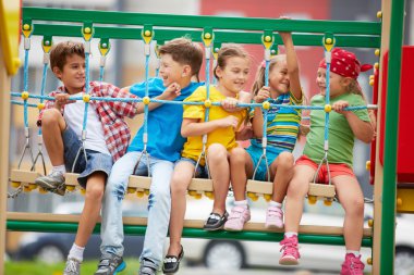 Çocuklar eğleniyor.