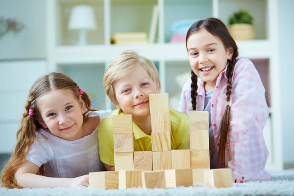 Freunde spielen mit Holzsteinen — Stockfoto