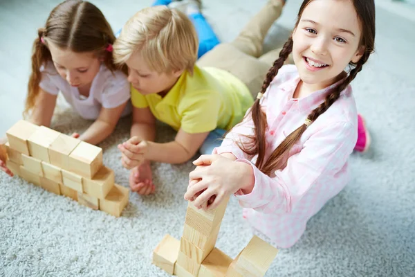 Amigos brincando com tijolos de madeira — Fotografia de Stock