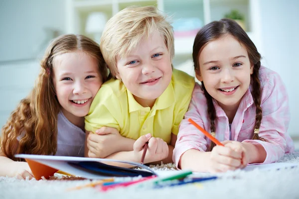 Glückliche Freunde zeichnen — Stockfoto