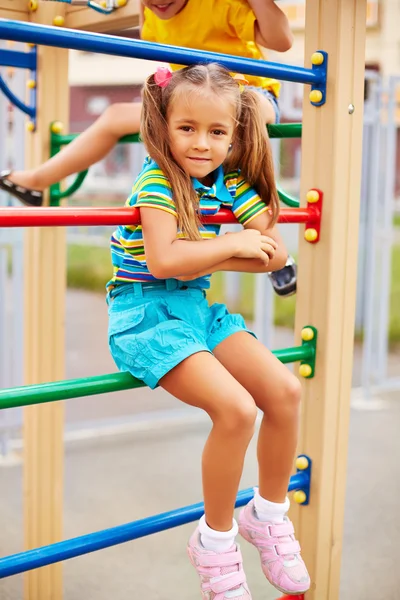 Fille sur aire de jeux — Photo