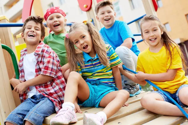 Amigos no parque infantil — Fotografia de Stock