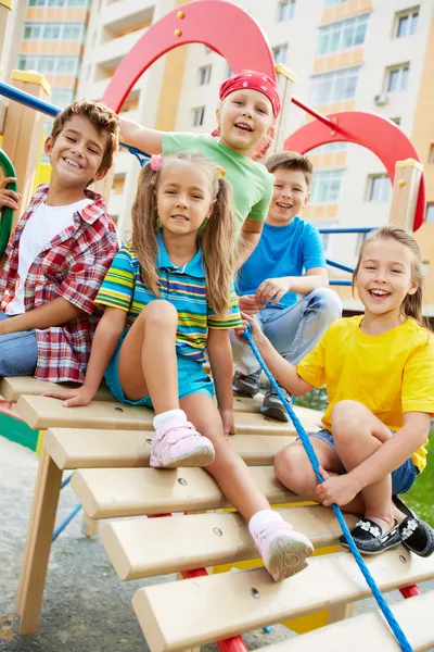 Amigos en el parque infantil —  Fotos de Stock