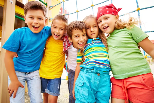 Amigos no parque infantil — Fotografia de Stock