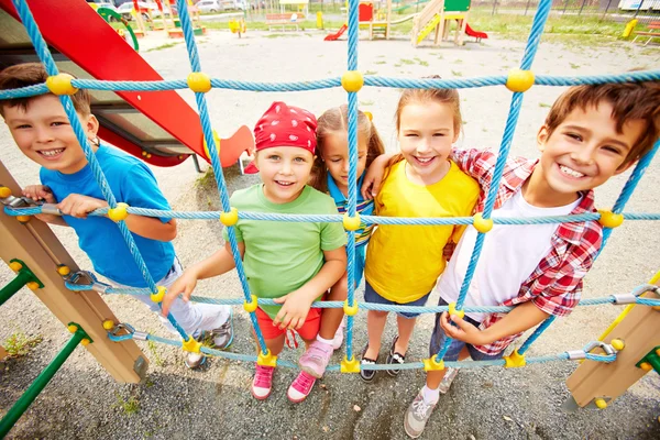 Amigos no parque infantil — Fotografia de Stock