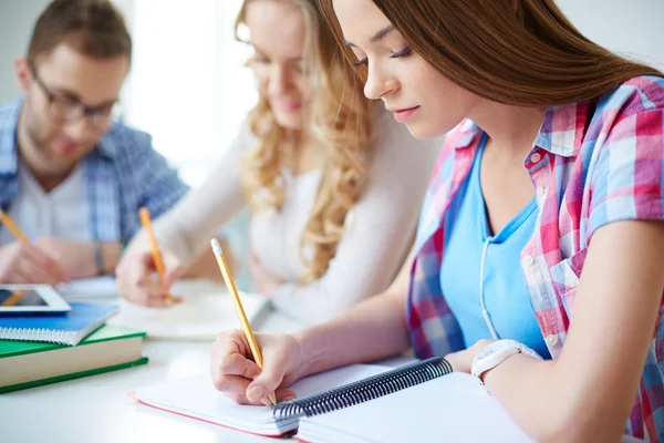 Mädchen und ihre Mitschüler — Stockfoto