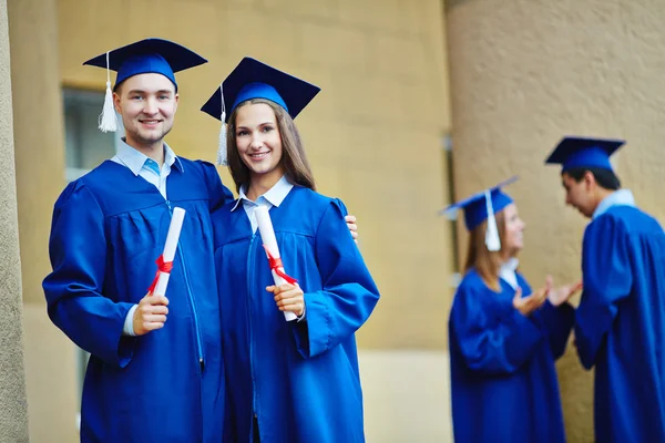 Friends with diplomas — Stock Photo, Image