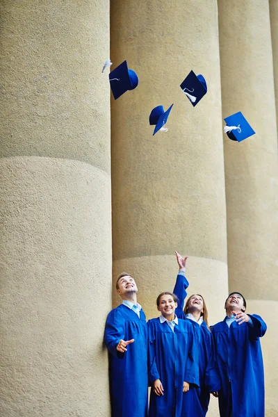 Afstuderen spelen met hoeden — Stockfoto