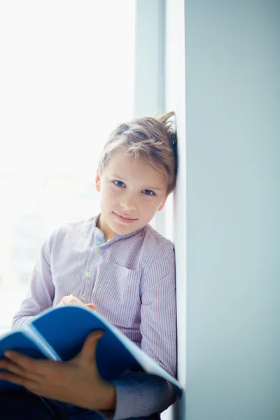 Schooljongen maken van notities — Stok fotoğraf