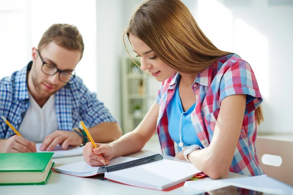 Estudiantes ocupados — Foto de Stock