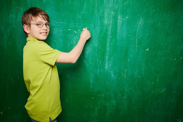 Schooljongen gebruik gemaakt van blackboard — Stockfoto