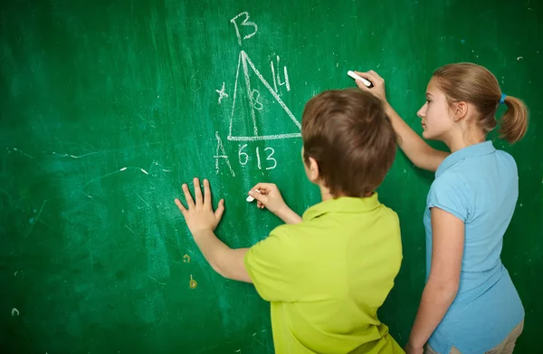 Mitschüler an der Tafel — Stockfoto