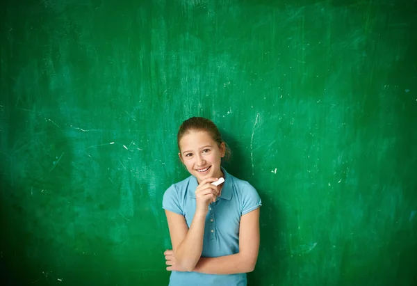 Colegiala con trozo de tiza —  Fotos de Stock