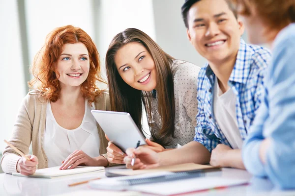 Groupmates diskutera något — Stockfoto