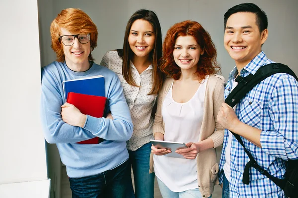 Glückliche College-Studenten — Stockfoto