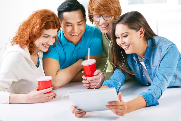 Groupmates met behulp van touchpad terwijl het hebben van drankje — Stockfoto