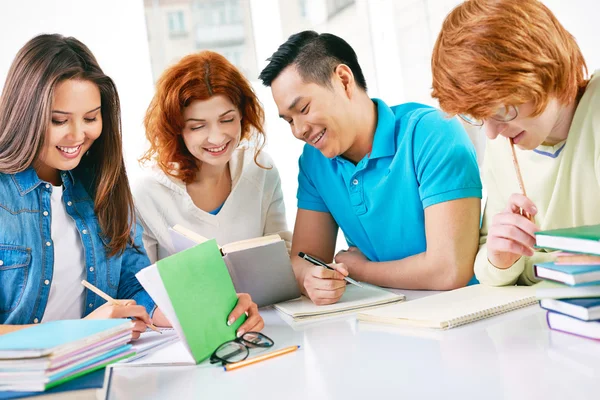 Unternehmen arbeitet an Lektion — Stockfoto