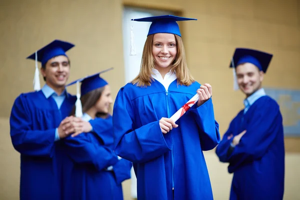Meisje met diploma — Stockfoto