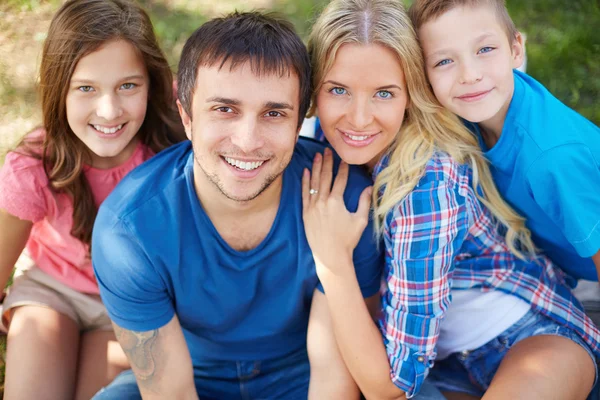 Famiglia riposante — Foto Stock