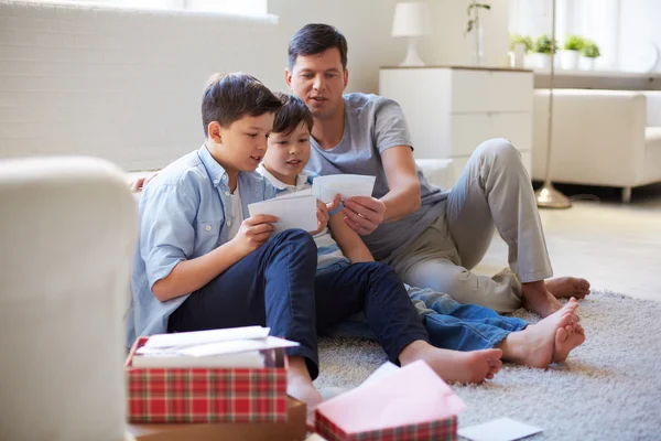 Father with sons  looking  pictures — Stock Photo, Image