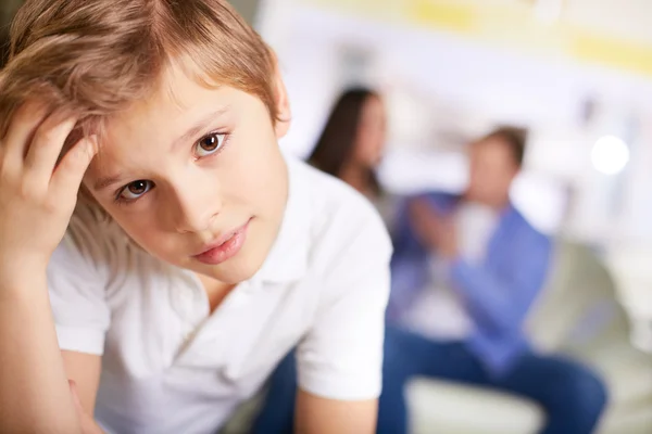 Porträt eines ruhigen Jungen — Stockfoto