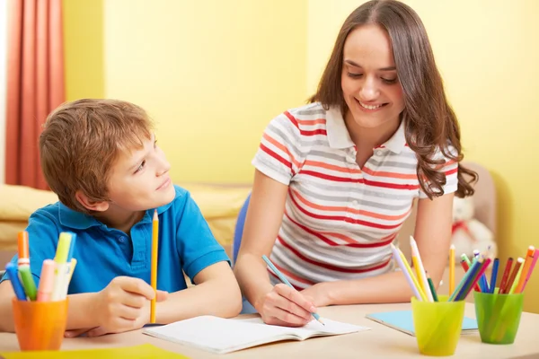 Travail scolaire avec la mère — Photo