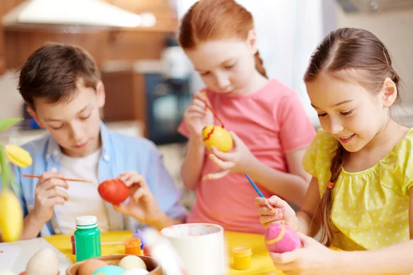 Vorschulkinder verzieren Ostereier — Stockfoto